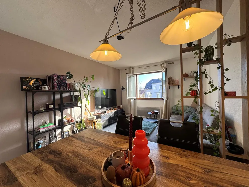 Σαλόνι; ξύλινο πάτωμα, φυσικό φως, μοντέρνο στυλ, ψηλά ταβάνια