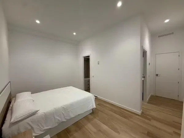 Kuhinja; kuhinjski aparati, drveni pod, prirodno svjetlo, moderni stil, renoviran