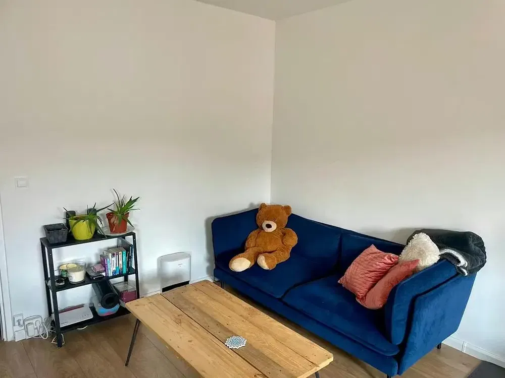 Wohnzimmer; holzboden, tageslicht, moderner stil, hohe decken