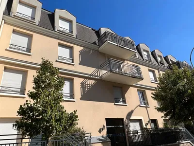 Wohnzimmer; holzboden, tageslicht, moderner stil, hohe decken