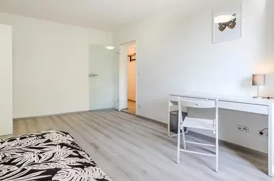Wohnzimmer; holzboden, tageslicht, moderner stil, hohe decken