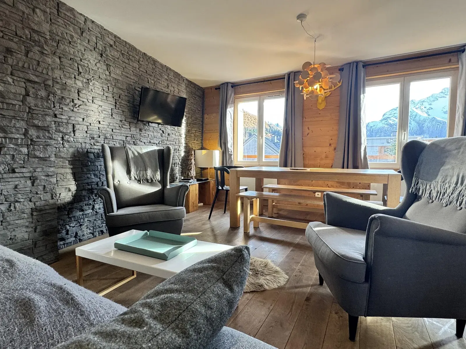 Living room; wood floor, natural light, modern style, high ceiling