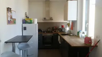 Σαλόνι; ξύλινο πάτωμα, φυσικό φως, μοντέρνο στυλ, ψηλά ταβάνια