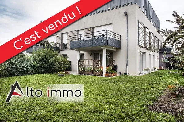 Σαλόνι; ξύλινο πάτωμα, φυσικό φως, μοντέρνο στυλ, ψηλά ταβάνια