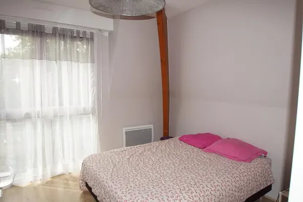 Obývačka; drevená podlaha, prirodzené svetlo, moderný štýl, vysoké stropy