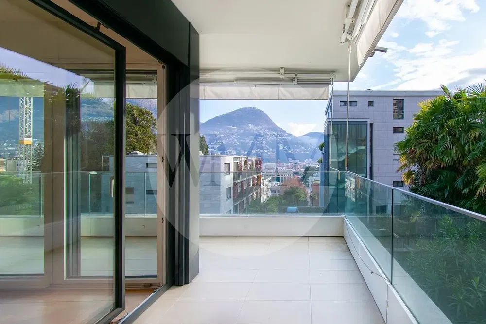 Kuchnia; sprzęt kuchenny, podłoga z płytek, światło dzienne, styl nowoczesny