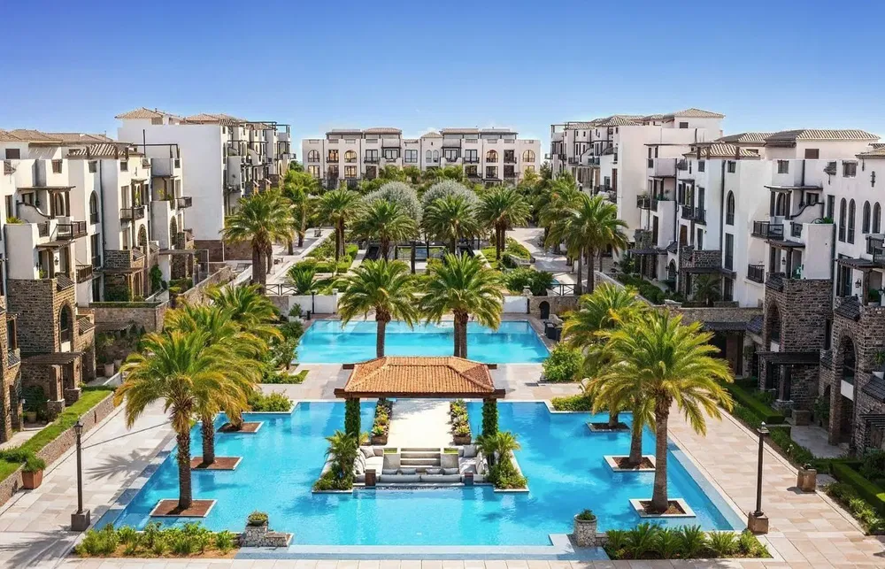 Living room; wood floor, natural light, modern style, high ceiling