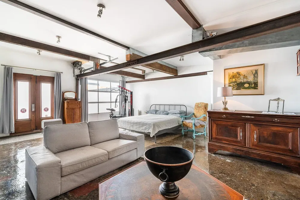 Salon; parquet, lumière naturelle, style moderne, hauteur sous plafond