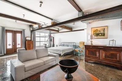 Salon; parquet, lumière naturelle, style moderne, hauteur sous plafond