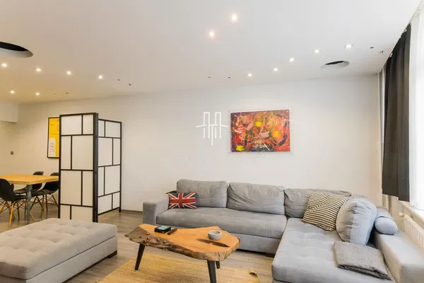 Küche; küchengeräte, holzboden, tageslicht, moderner stil