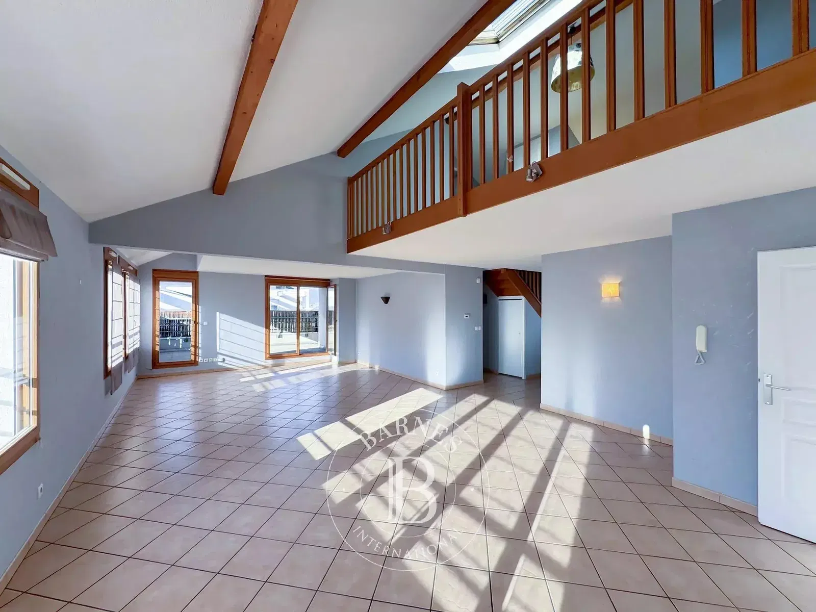 Cucina; elettrodomestici, pavimento in legno, luce naturale, stile moderno