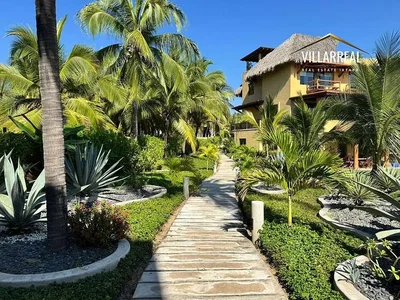 Дневна соба; дрвени под, природно светло, модерни стил, високи плафони