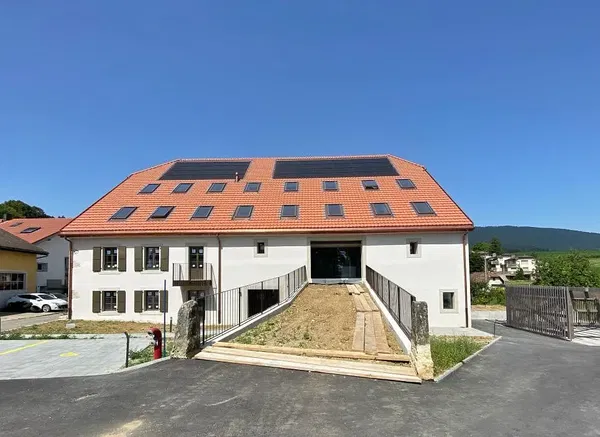 Keuken; keukenapparatuur, houten vloer, natuurlijk licht, moderne stijl, gerenoveerd
