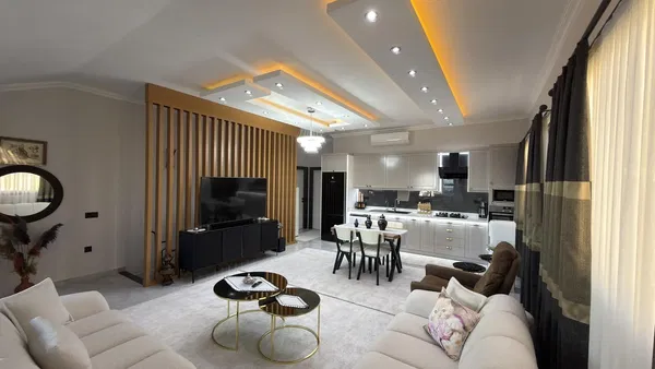 Wohnzimmer; holzboden, tageslicht, moderner stil, hohe decken