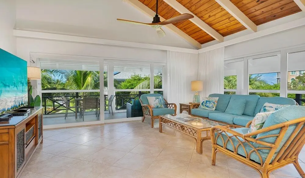 Хол; дървен под, естествена светлина, модерен стил, високи тавани