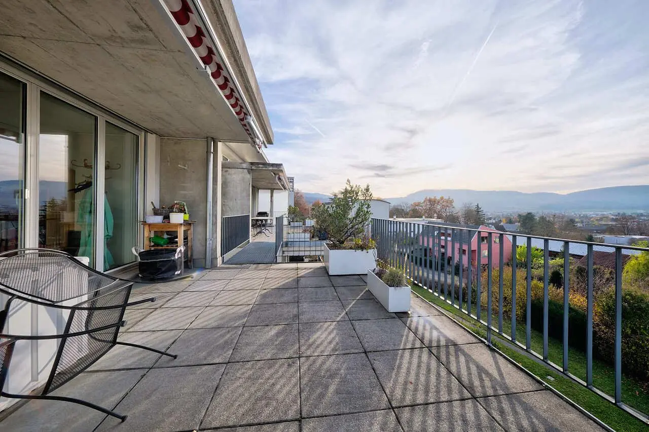 Дневна соба; дрвени под, природно светло, модерни стил, високи плафони