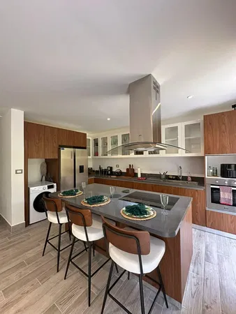 Salon; parquet, lumière naturelle, style moderne, hauteur sous plafond