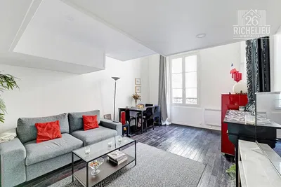 Σαλόνι; ξύλινο πάτωμα, φυσικό φως, μοντέρνο στυλ, ψηλά ταβάνια