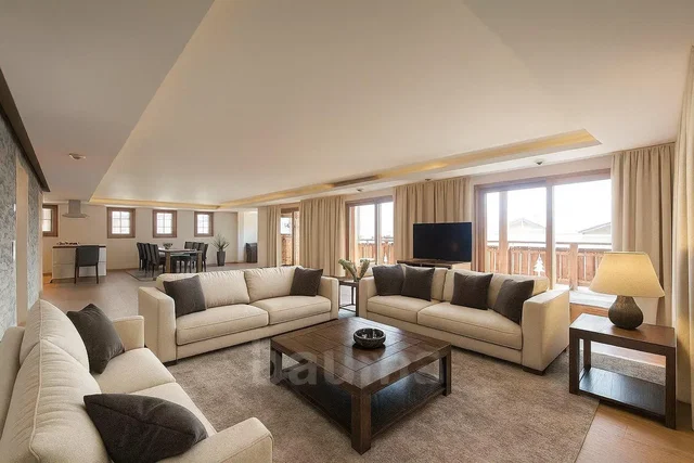 Wohnzimmer; holzboden, tageslicht, moderner stil, hohe decken