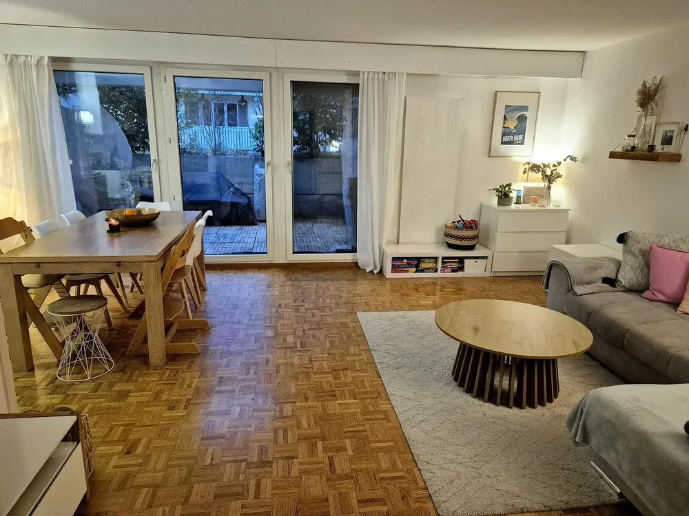 Salon; parquet, lumière naturelle, style moderne, hauteur sous plafond