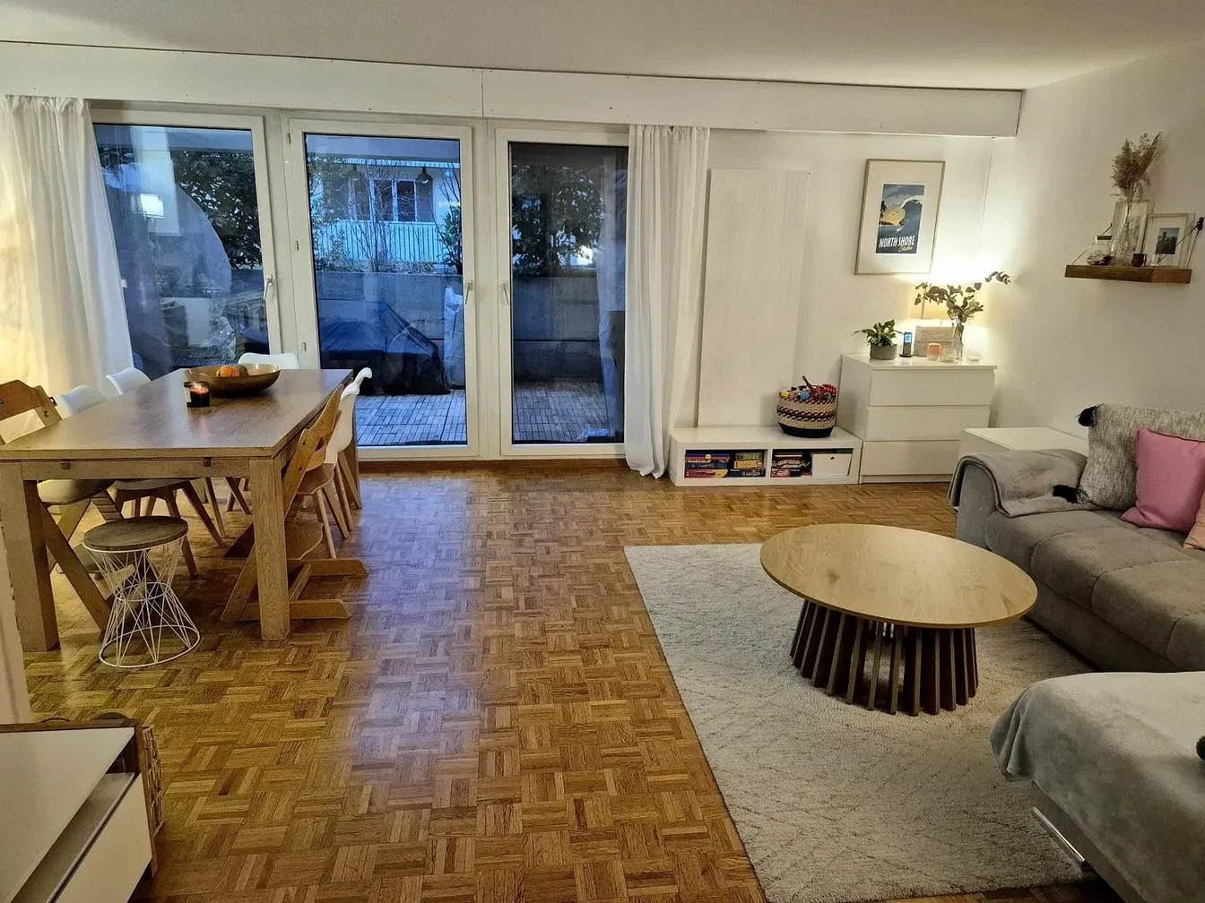 Wohnzimmer; holzboden, tageslicht, moderner stil, hohe decken