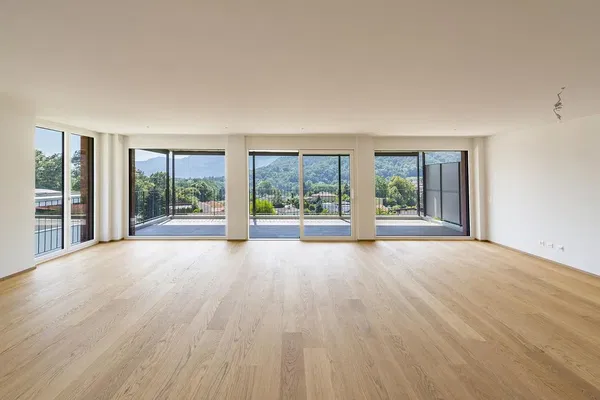 Wohnzimmer; holzboden, tageslicht, moderner stil, hohe decken