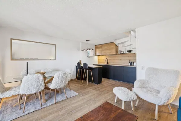 Küche; küchengeräte, holzboden, tageslicht, moderner stil, renoviert