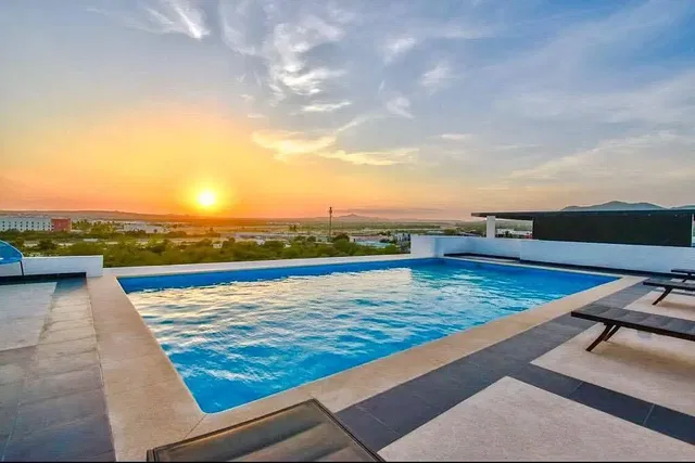 Soggiorno; pavimento in legno, luce naturale, stile moderno, soffitti alti