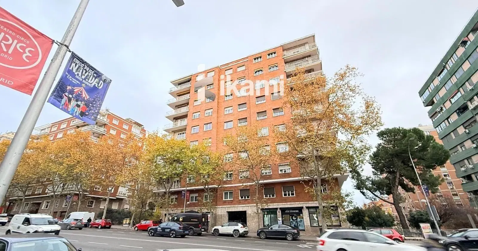 Κουζίνα; συσκευές κουζίνας, ξύλινο πάτωμα, φυσικό φως, μοντέρνο στυλ, ανακαινισμένο