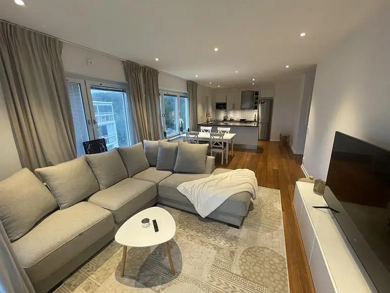 Cuisine; électroménager, parquet, lumière naturelle, style moderne, rénové