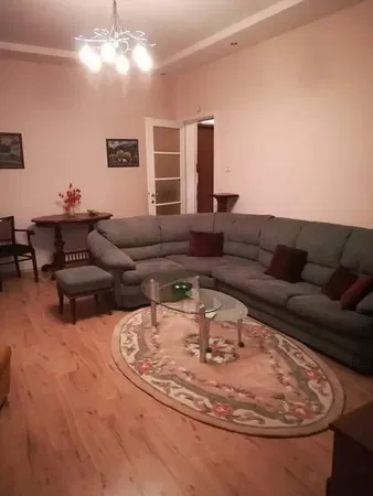 Κουζίνα; συσκευές κουζίνας, ξύλινο πάτωμα, φυσικό φως, μοντέρνο στυλ, ανακαινισμένο