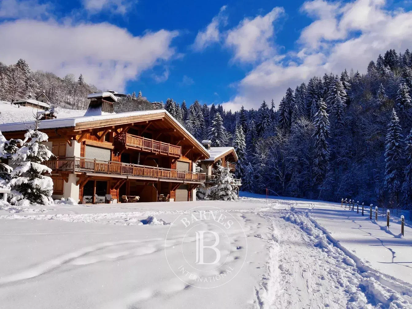 Wohnzimmer; holzboden, tageslicht, moderner stil, hohe decken