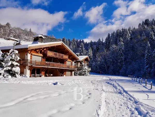 Wohnzimmer; holzboden, tageslicht, moderner stil, hohe decken