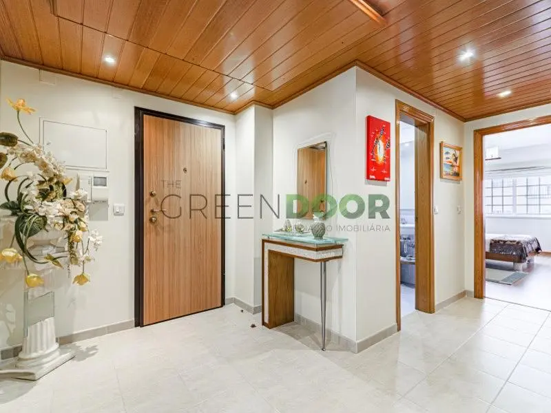 Кухня; кухненски уреди, дървен под, естествена светлина, модерен стил, ремонтиран