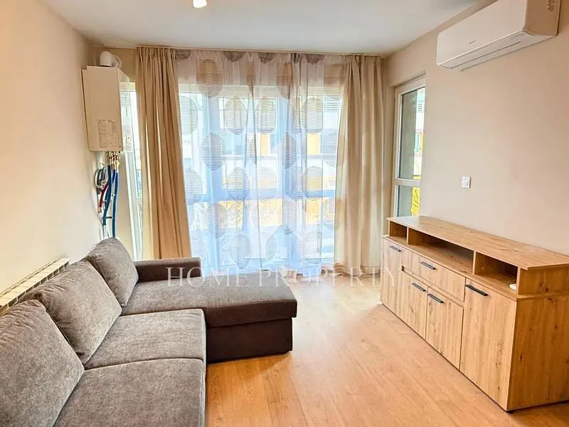 Κουζίνα; συσκευές κουζίνας, ξύλινο πάτωμα, φυσικό φως, μοντέρνο στυλ, ανακαινισμένο