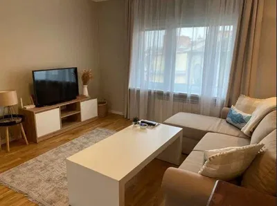 Σαλόνι; ξύλινο πάτωμα, φυσικό φως, μοντέρνο στυλ, ψηλά ταβάνια