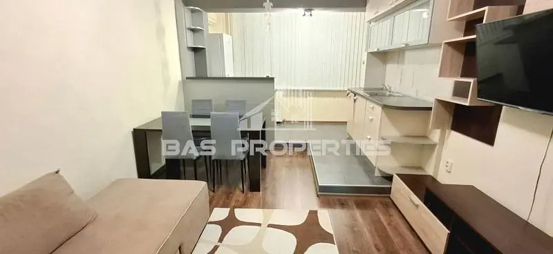 Κουζίνα; συσκευές κουζίνας, ξύλινο πάτωμα, φυσικό φως, μοντέρνο στυλ, ανακαινισμένο