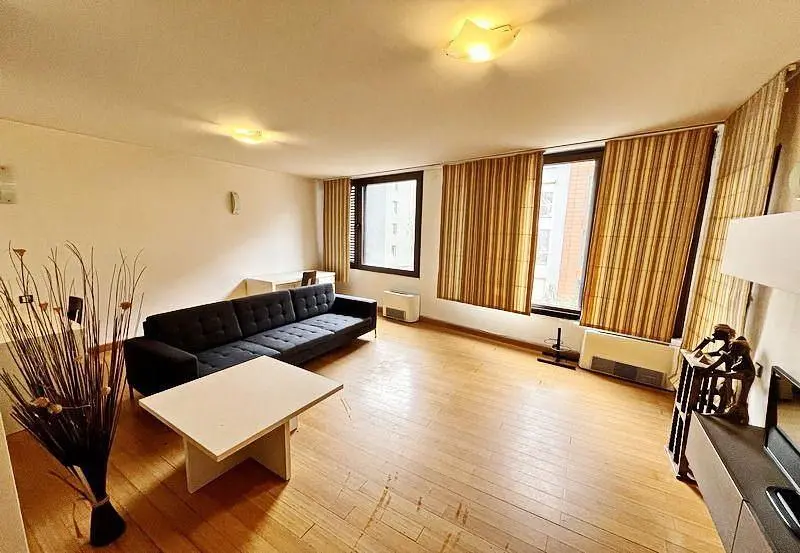 Σαλόνι; ξύλινο πάτωμα, φυσικό φως, μοντέρνο στυλ, ψηλά ταβάνια