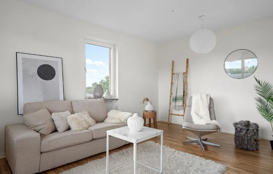 Salon; parquet, lumière naturelle, style moderne, hauteur sous plafond