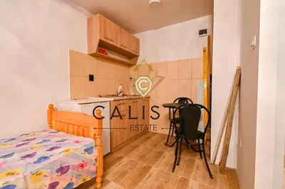 Σαλόνι; ξύλινο πάτωμα, φυσικό φως, μοντέρνο στυλ, ψηλά ταβάνια