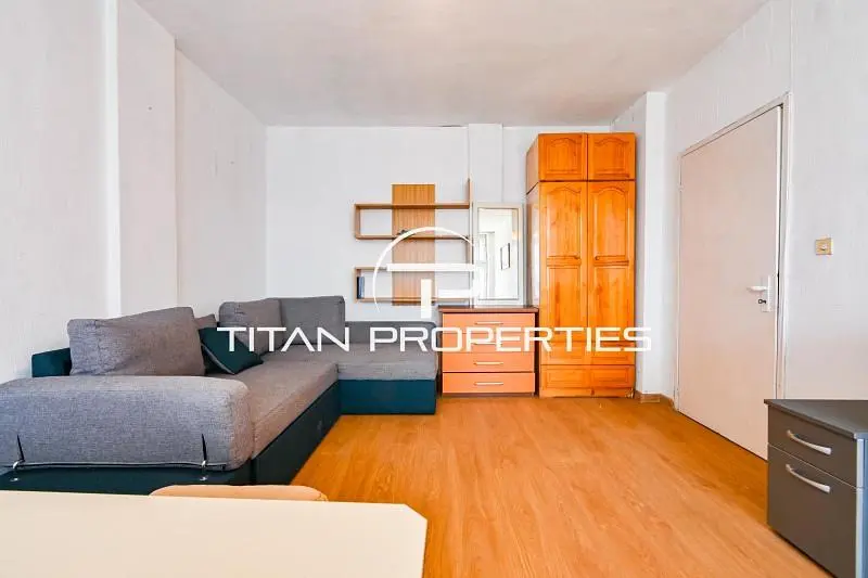 Σαλόνι; ξύλινο πάτωμα, φυσικό φως, μοντέρνο στυλ, ψηλά ταβάνια