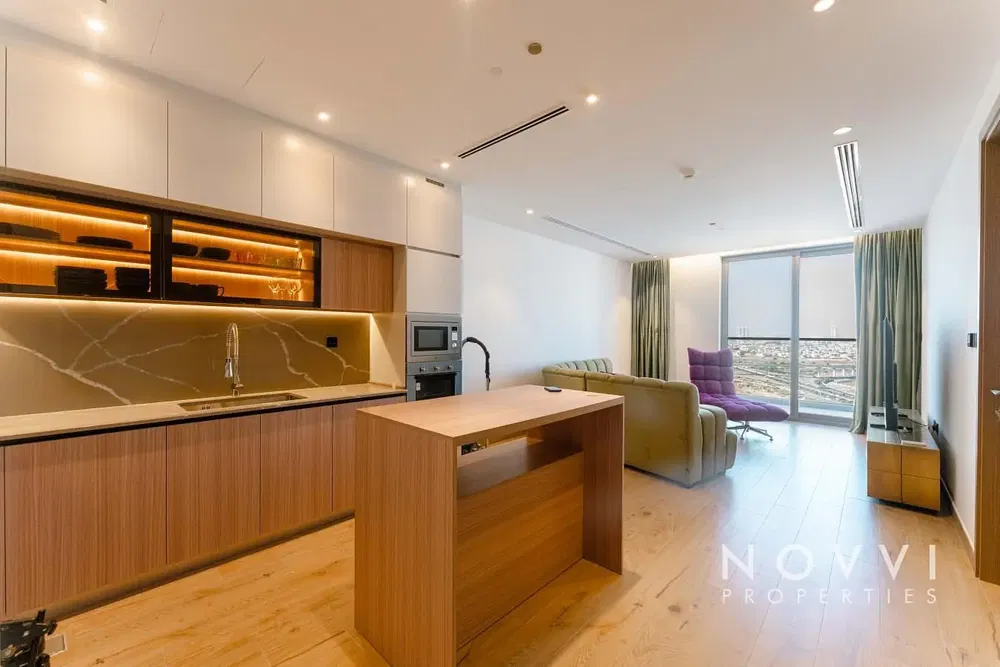 Living room; wood floor, natural light, modern style, high ceiling