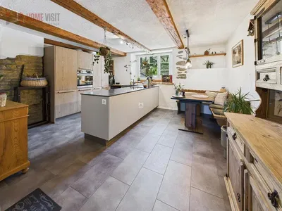 Soggiorno; pavimento in legno, luce naturale, stile moderno, soffitti alti