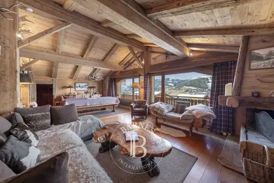 Wohnzimmer; holzboden, tageslicht, moderner stil, hohe decken