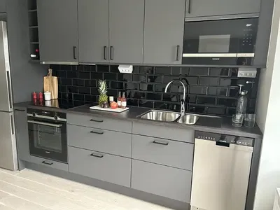 Salon; parquet, lumière naturelle, style moderne, hauteur sous plafond