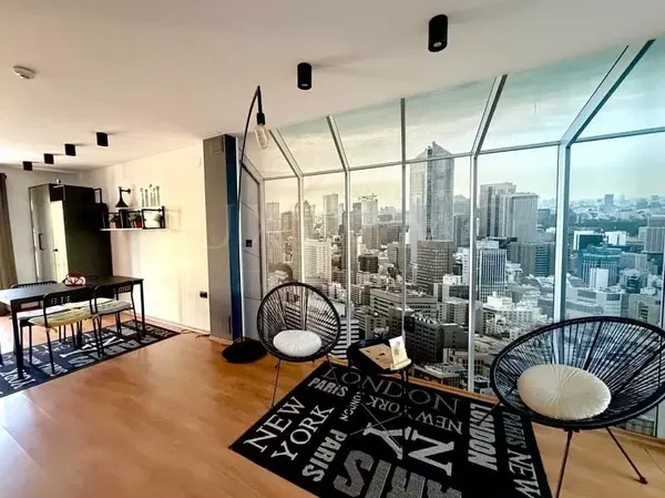 Κουζίνα; συσκευές κουζίνας, ξύλινο πάτωμα, φυσικό φως, μοντέρνο στυλ, ανακαινισμένο