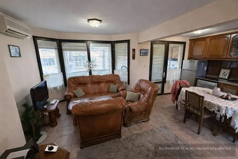 Κουζίνα; συσκευές κουζίνας, ξύλινο πάτωμα, φυσικό φως, μοντέρνο στυλ