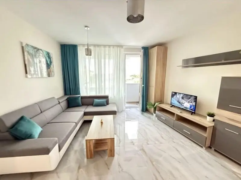 Κουζίνα; συσκευές κουζίνας, ξύλινο πάτωμα, φυσικό φως, μοντέρνο στυλ, ανακαινισμένο