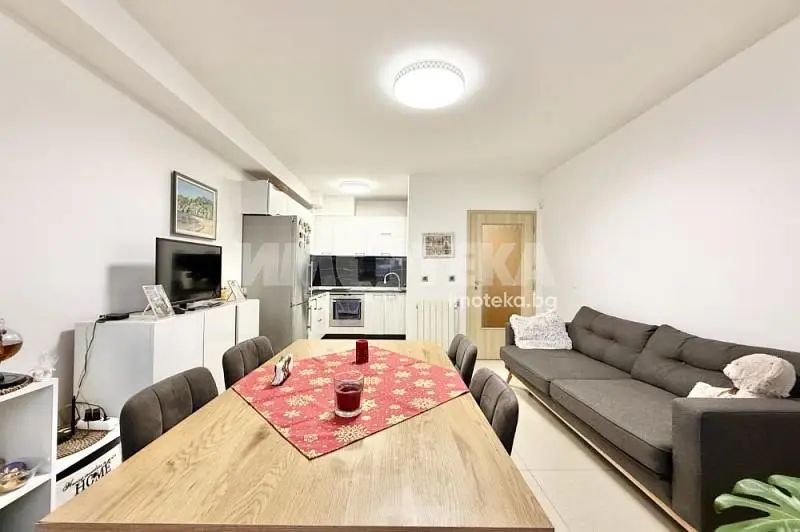 Σαλόνι; ξύλινο πάτωμα, φυσικό φως, μοντέρνο στυλ, ψηλά ταβάνια