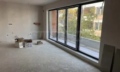 Σαλόνι; ξύλινο πάτωμα, φυσικό φως, μοντέρνο στυλ, ψηλά ταβάνια